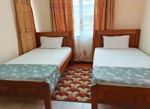 蒙巴萨Sandy Luxury Home, Nyali的带窗户的客房内设有两张单人床。