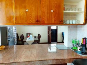 蒙巴萨Sandy Luxury Home, Nyali的一间带木制橱柜的厨房和一间用餐室