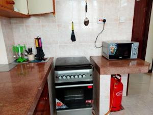 蒙巴萨Sandy Luxury Home, Nyali的厨房配有炉灶和台面