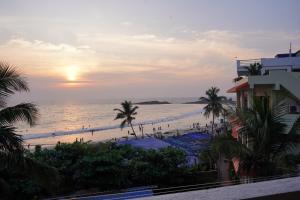 可瓦兰Buddha Beach Hotel的日落时分从度假村欣赏到海滩美景