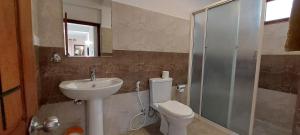 康提康提风岭旅馆的浴室配有卫生间、盥洗盆和淋浴。