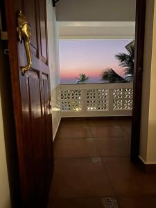 可瓦兰Buddha Beach Hotel的通往海景阳台的门