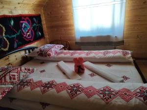 BudeştiCabanele Rus的一间卧室,床上有泰迪熊