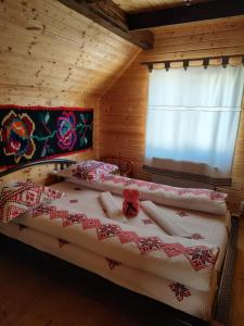 BudeştiCabanele Rus的小木屋内一间卧室,配有一张床
