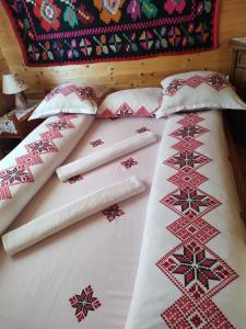 BudeştiCabanele Rus的床上铺有圣诞枕头的床