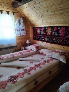 BudeştiCabanele Rus的小木屋内一间卧室,配有两张床