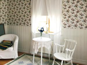 MalmköpingHoliday home ESKILSTUNA V的客房设有桌子、两把椅子和窗户。