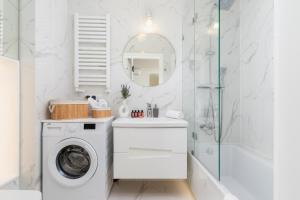 克拉科夫Fredry 6 Apartment Premium Łagiewniki by Renters Prestige的白色的浴室设有洗衣机和淋浴。