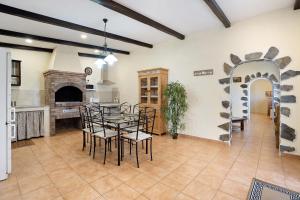 塔科龙特Casa Andrea的一间带桌椅和壁炉的用餐室