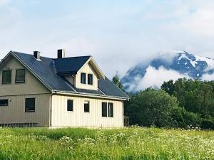Holiday home Nuvsvåg的山地房子