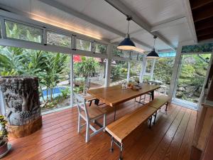 南庄乡问樵山居 的一间带木桌和窗户的用餐室