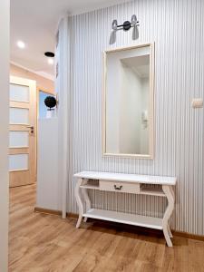 凯尔采Mokka Apartament的浴室配有白色梳妆台和镜子