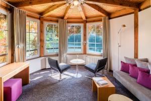 费尔德伯格浪漫希盖斯特霍夫及阿尔特斯措尔豪斯酒店的带沙发、椅子和窗户的客厅
