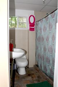 拉利伯塔德Kali Hostal的浴室配有白色卫生间和盥洗盆。