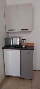EvanderCheers的厨房配有白色橱柜和台面