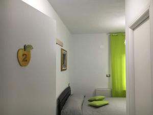 Căpăţîneni-Ungurenilivada-cu-meri的一间卧室设有一张床和一个绿门