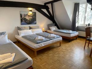 格尔德恩索罗斯瓦尔贝克酒店的一间卧室,配有两张床
