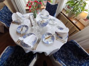 勒穆尚皇家伯恩霍姆餐厅酒店的一张桌子,上面有蓝色的白板和玻璃杯