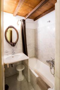 波尔塔里亚阿肯提克纳欧米迪酒店的浴室配有盥洗盆和浴缸。