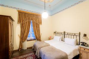 波尔塔里亚阿肯提克纳欧米迪酒店的一间卧室设有两张床和窗户。