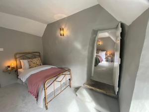 CurbarJacks Cottage, Curbar的一间小卧室,配有一张床和镜子