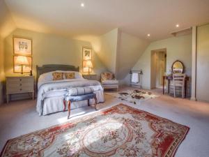 AlderleyGrindstone Mill的一间卧室配有一张大床和地毯。