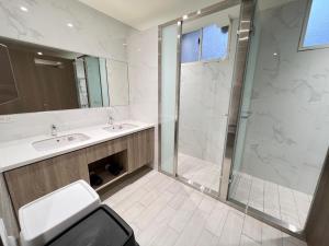台北葛瑞丝商旅敦北馆的带淋浴、盥洗盆和卫生间的浴室