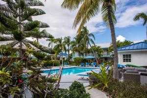 格雷斯湾Island Club Turks & Grace Bay Place的享有度假村游泳池的景致。