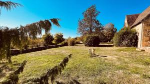 卡尔萨克阿亚克La Combe d’Estève的一片草场,有一所房子和一棵树