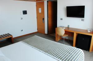 安托法加斯塔安托法加斯塔-奥托索尔科斯塔内拉酒店的客房设有一张床、一张书桌和电视