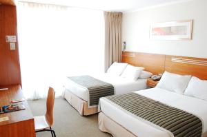 安托法加斯塔安托法加斯塔-奥托索尔科斯塔内拉酒店的酒店客房配有两张床和一张书桌