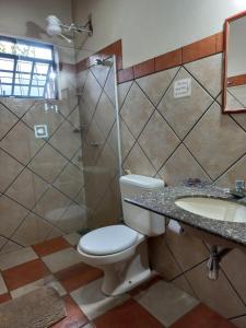 圣若热岛Pousada Mundo Dha Lua的浴室配有卫生间、淋浴和盥洗盆。