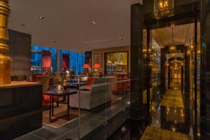 利马利马威斯汀酒店及会议中心的一间带桌椅的餐厅和一间酒吧