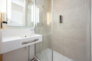 土伦B&B HOTEL Toulon Centre Gare的白色的浴室设有水槽和淋浴。