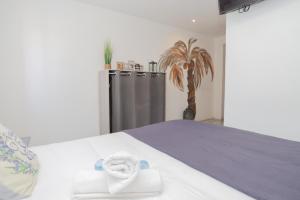 曼德琉-拉纳普勒Hostellerie LE PANEL的一间卧室配有带毛巾的床