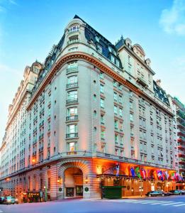 布宜诺斯艾利斯阿维尔宫酒店 - 世界顶级酒店的街道拐角处的大建筑