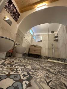 诺托Tannur Del Carmine的一间带水槽、卫生间和淋浴的浴室