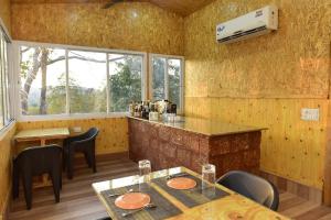 波戈马洛santanas wooden cottages的一间带柜台和桌椅的餐厅