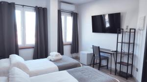 马亚达洪达伊莎贝尔夫人旅馆的客房设有两张床、一张桌子和一台电视。