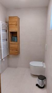 马尔旺Magic Nature Lodge的一间带卫生间和木制橱柜的浴室