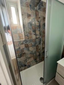 博斯科雷亚莱B&B VILLA LA GINESTRA - camere的浴室里设有玻璃门淋浴