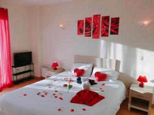 Breteuil-sur-Iton辛特雷公园公寓的一间卧室,配有一张红色的床