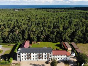 乌斯特卡Awilla Ustka的享有树木繁茂的大建筑的空中景致