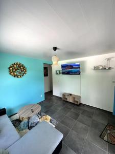 圣安娜VillaCalmflor的带沙发和蓝色墙壁的客厅