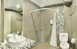 Ban Khlong PrawetView Dee BKK Airport Residence的浴室配有卫生间、盥洗盆和淋浴。