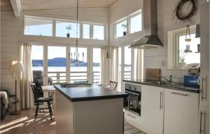 ÅmotsforsStunning Home In motfors With Lake View的带窗户的客房内设有带岛屿的厨房