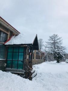 俱知安町博肯家族酒店的站在房子外的雪中的人