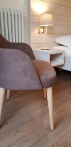 平佐洛加尼圣洛伦索酒店的一张椅子,放在带桌子和床的房间