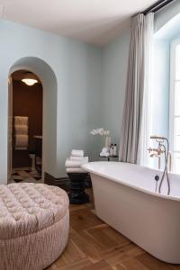 特拉维夫Soho House Tel Aviv的一间带白色浴缸和大窗户的浴室