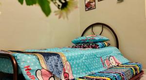 Kampong Bukit KatilFaridah Homestay Melaka Muslim Friendly的床上有毯子和枕头